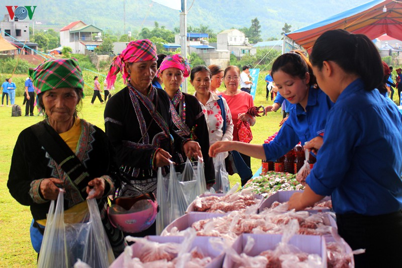 lan toa tinh yeu thuong toi ban lang vung sau, vung xa o lai chau hinh 3