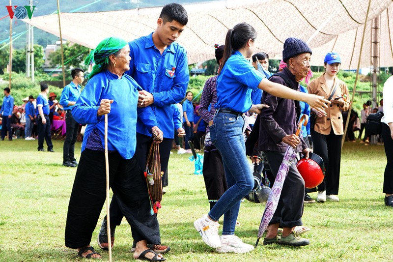lan toa tinh yeu thuong toi ban lang vung sau, vung xa o lai chau hinh 8