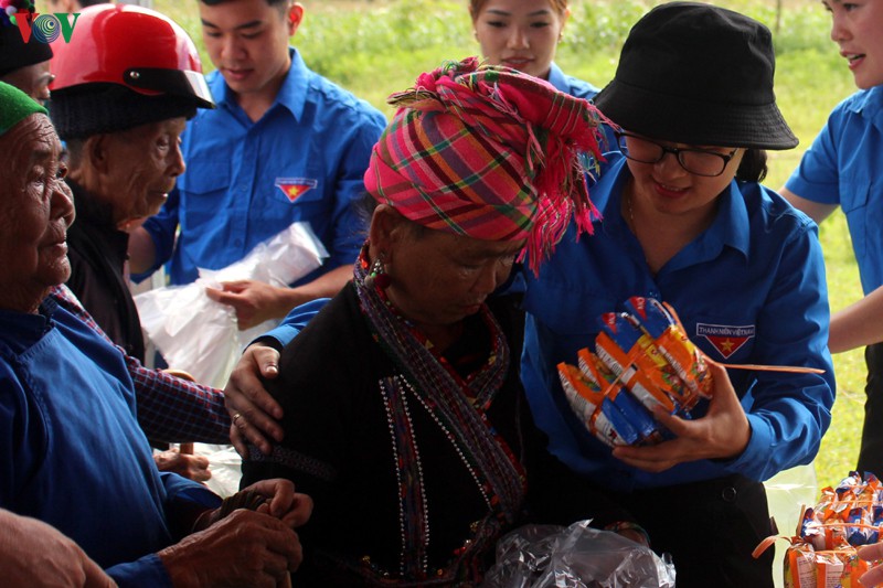 lan toa tinh yeu thuong toi ban lang vung sau, vung xa o lai chau hinh 11