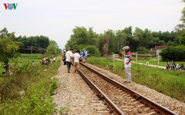 nguoi dan ong thiet mang khi nam tren duong ray luc nua dem hinh 1