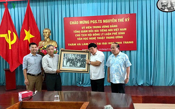 tong giam doc nguyen the ky tham va lam viec tai truong dai hoc nha trang hinh 2