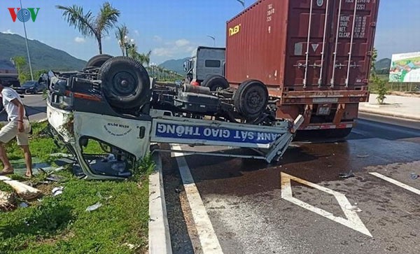 xe csgt bi xe o to dau keo dam lat ngua, 3 canh sat bi thuong  hinh 1