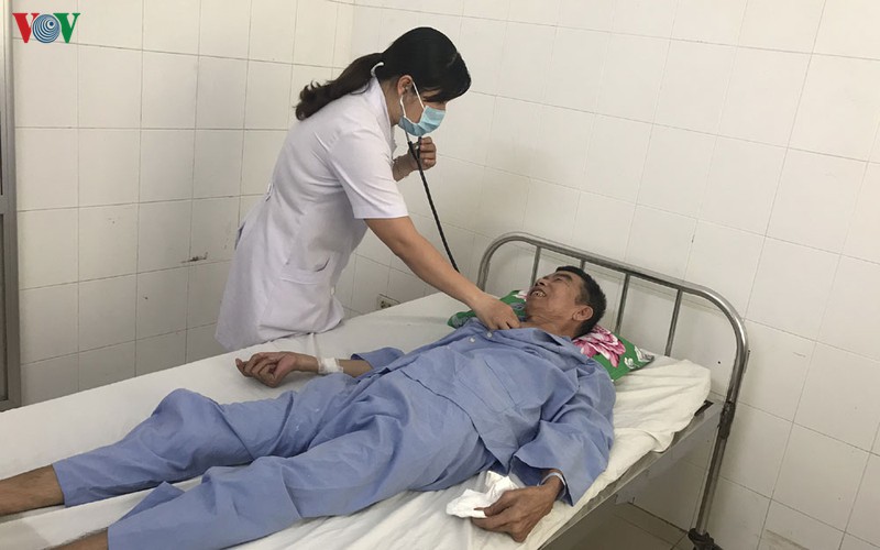 can thiep thanh cong benh nhan hoc xuong ca cam vao thuc quan hinh 1