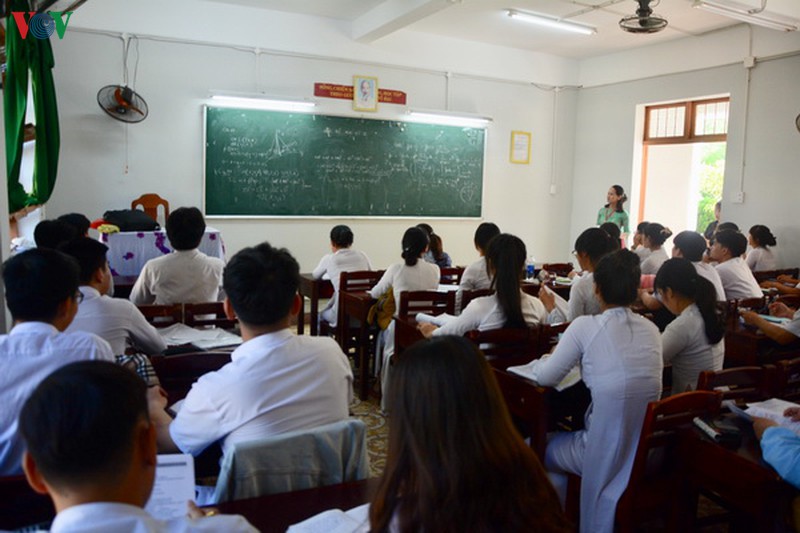 hoc sinh lop 12 da nang doc suc on tap cho ky thi tot nghiep thpt hinh 1