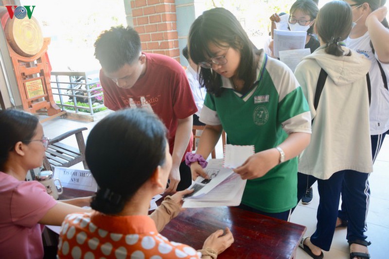 hoc sinh lop 12 da nang doc suc on tap cho ky thi tot nghiep thpt hinh 2