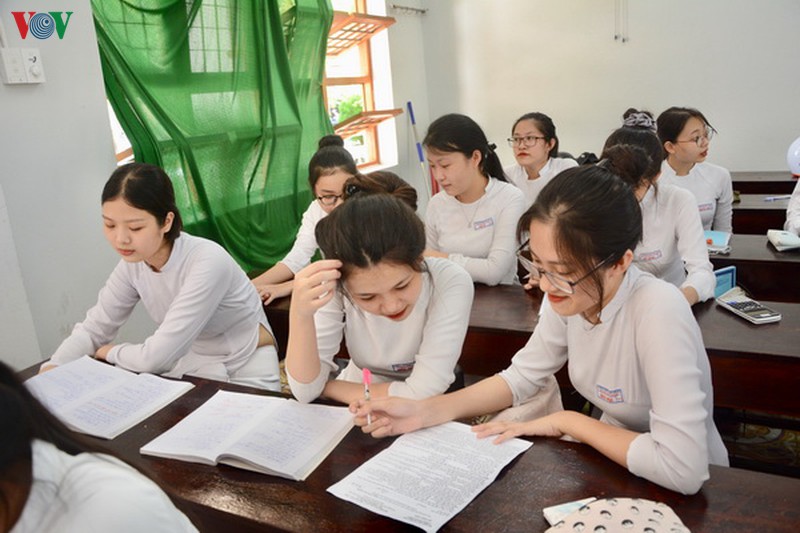hoc sinh lop 12 da nang doc suc on tap cho ky thi tot nghiep thpt hinh 3