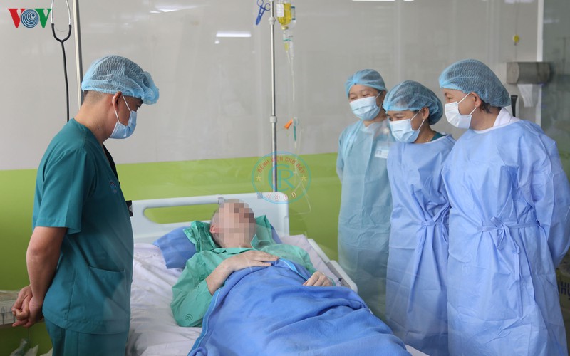 dang sau su hoi sinh ky dieu cua phi cong nguoi anh mac covid-19 hinh 3