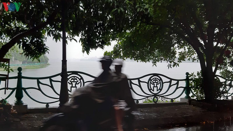  dem nay ha noi co mua rao va dong hinh 1