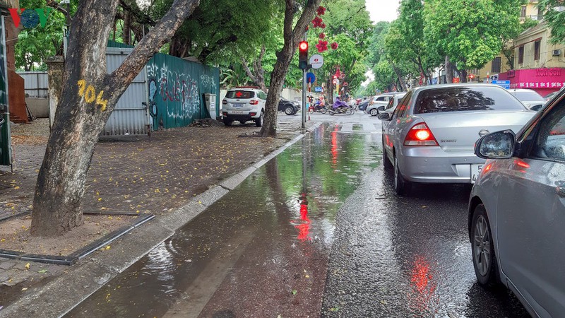 buc be xam lan via he, duong pho thu do ngap ung sau mua hinh 3