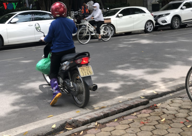 buc be xam lan via he, duong pho thu do ngap ung sau mua hinh 9
