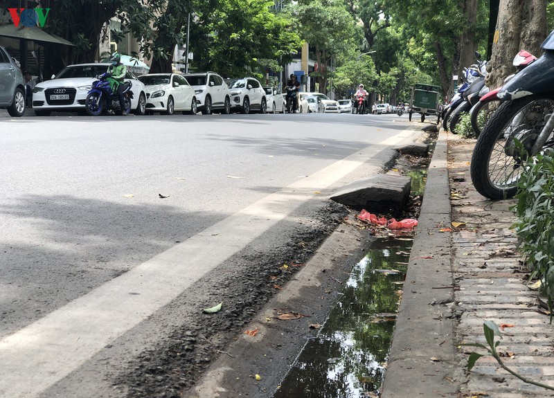 buc be xam lan via he, duong pho thu do ngap ung sau mua hinh 7