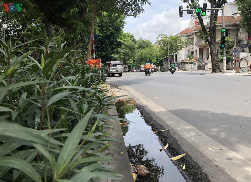 buc be xam lan via he, duong pho thu do ngap ung sau mua hinh 4