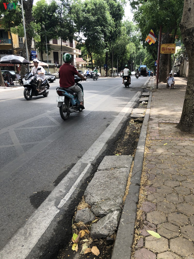 buc be xam lan via he, duong pho thu do ngap ung sau mua hinh 10