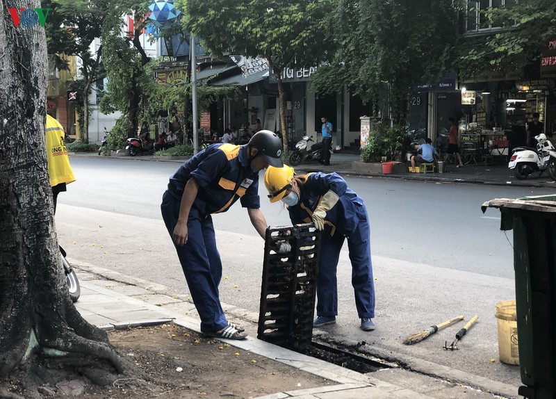 buc be xam lan via he, duong pho thu do ngap ung sau mua hinh 2