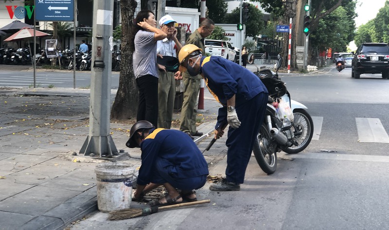 buc be xam lan via he, duong pho thu do ngap ung sau mua hinh 1
