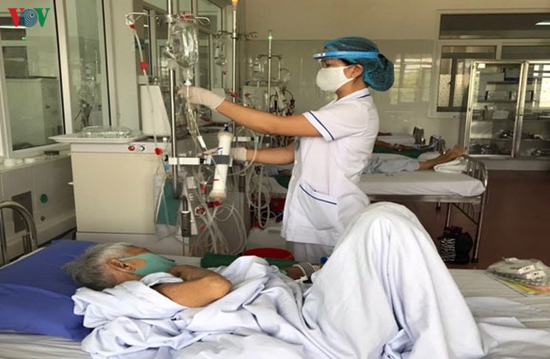 chuyen 2 ca mac covid-19 tai da nang ra benh vien trung uong hue hinh 2