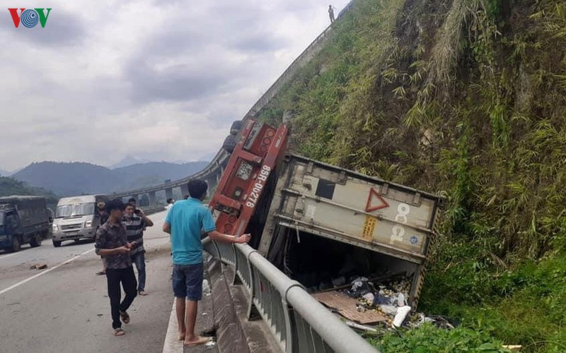 xe dau keo mat lai, roi tu lan tren xuong lan duoi cao toc noi bai - lao cai hinh 1