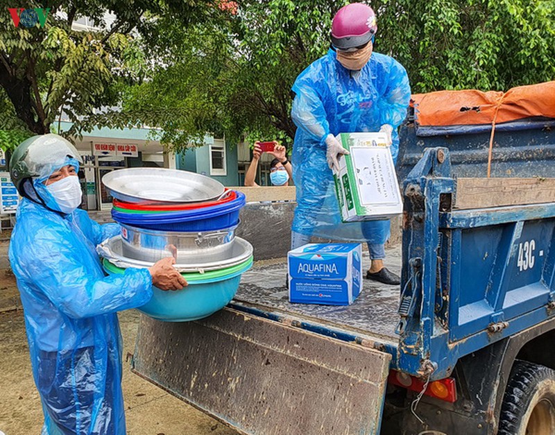 nguoi dan tiep thuc pham dong vien doi ngu y te benh vien da chien hoa vang hinh 10