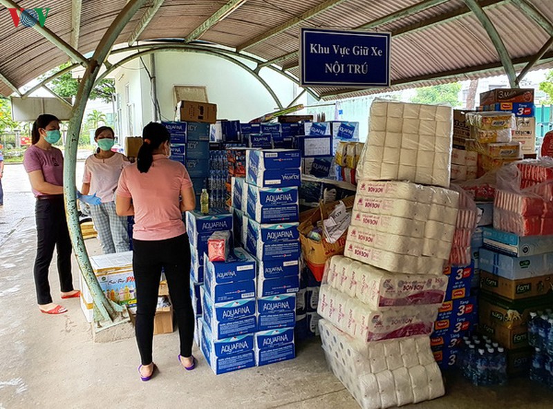 nguoi dan tiep thuc pham dong vien doi ngu y te benh vien da chien hoa vang hinh 11