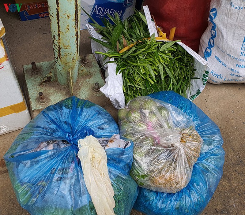 nguoi dan tiep thuc pham dong vien doi ngu y te benh vien da chien hoa vang hinh 12