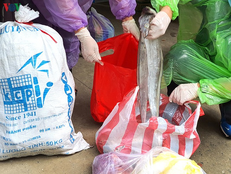 nguoi dan tiep thuc pham dong vien doi ngu y te benh vien da chien hoa vang hinh 1
