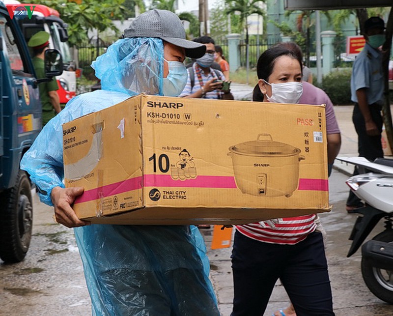 nguoi dan tiep thuc pham dong vien doi ngu y te benh vien da chien hoa vang hinh 2