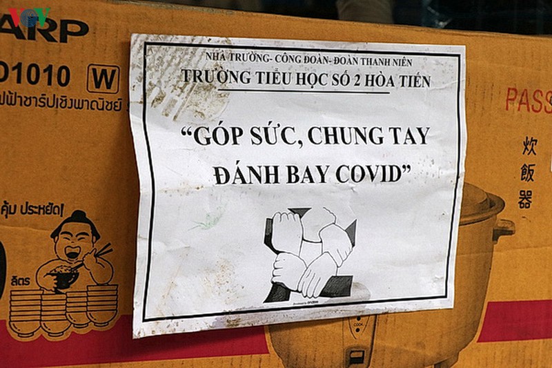 nguoi dan tiep thuc pham dong vien doi ngu y te benh vien da chien hoa vang hinh 3