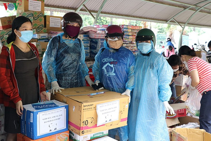 nguoi dan tiep thuc pham dong vien doi ngu y te benh vien da chien hoa vang hinh 4