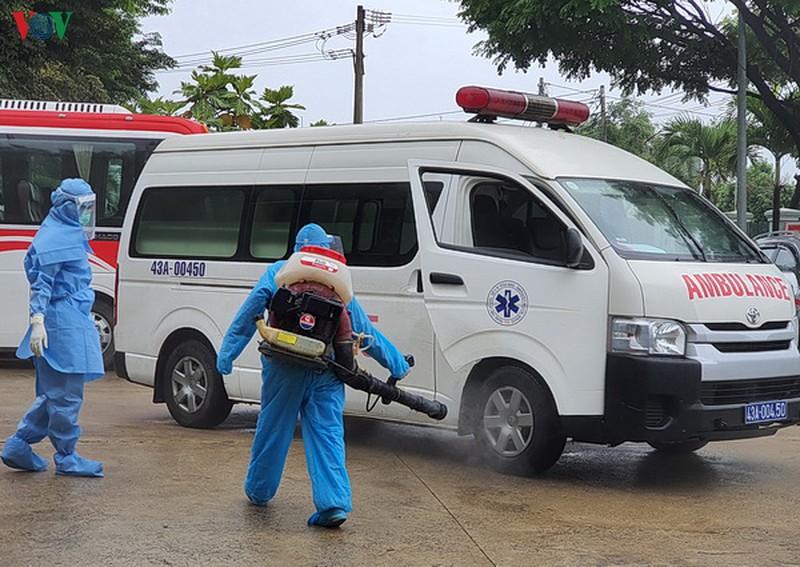 nguoi dan tiep thuc pham dong vien doi ngu y te benh vien da chien hoa vang hinh 5