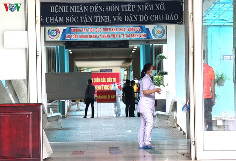 nguoi dan tiep thuc pham dong vien doi ngu y te benh vien da chien hoa vang hinh 6