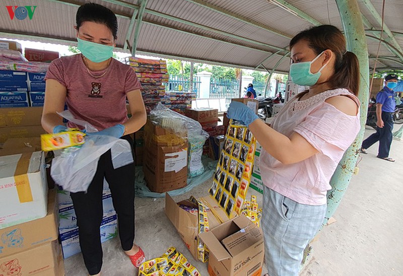 nguoi dan tiep thuc pham dong vien doi ngu y te benh vien da chien hoa vang hinh 7