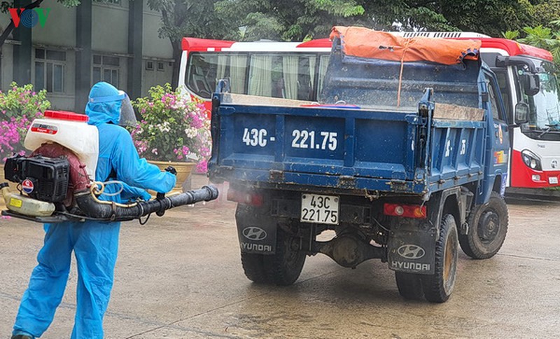 nguoi dan tiep thuc pham dong vien doi ngu y te benh vien da chien hoa vang hinh 8