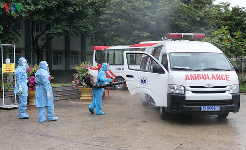 nguoi dan tiep thuc pham dong vien doi ngu y te benh vien da chien hoa vang hinh 9