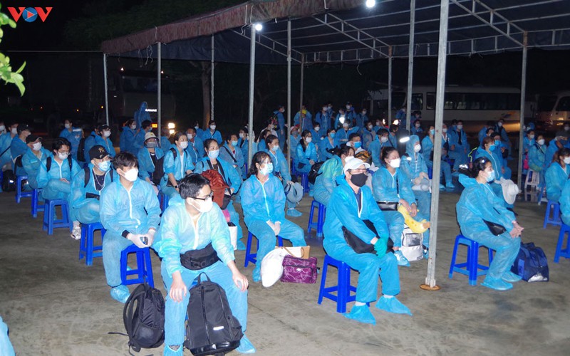 tiep nhan va cach ly 140 cong dan viet nam tu canada ve nuoc hinh 1