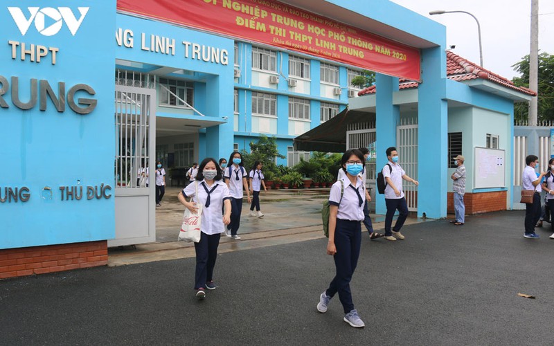 thi sinh tp hcm tiep tuc di thi trong thoi tiet xau va than de kho hinh 2