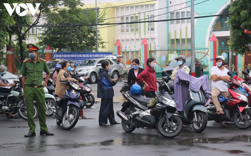 thi sinh tp hcm tiep tuc di thi trong thoi tiet xau va than de kho hinh 3