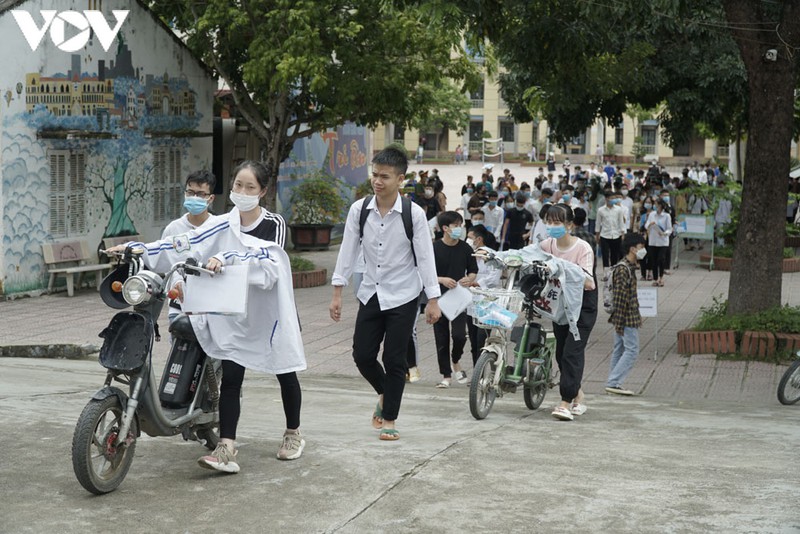 ky thi thpt otay bac: cac thi sinh hoan thanh cac bai thi to hop voi tam trang phan khoi hinh 3
