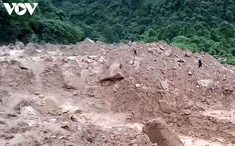 sat nui da hat tung lan ra xa 100m, 1 nguoi chet thuong tam hinh 2