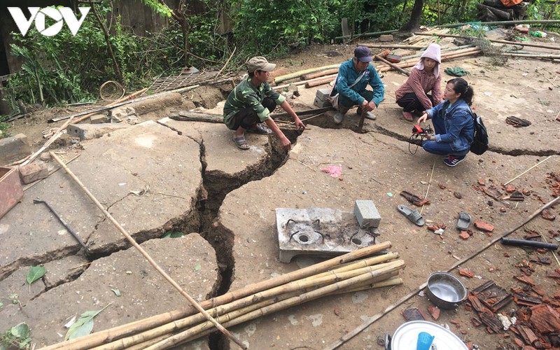 son la di doi 19 ho dan o muong la ra khoi cac vet nut lon hinh 1