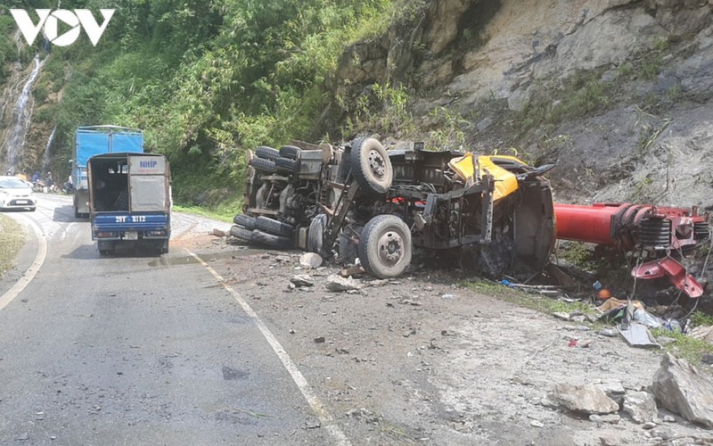 bac can, xe cau lat khi do deo ang toong, 3 nguoi trong thuong hinh 1