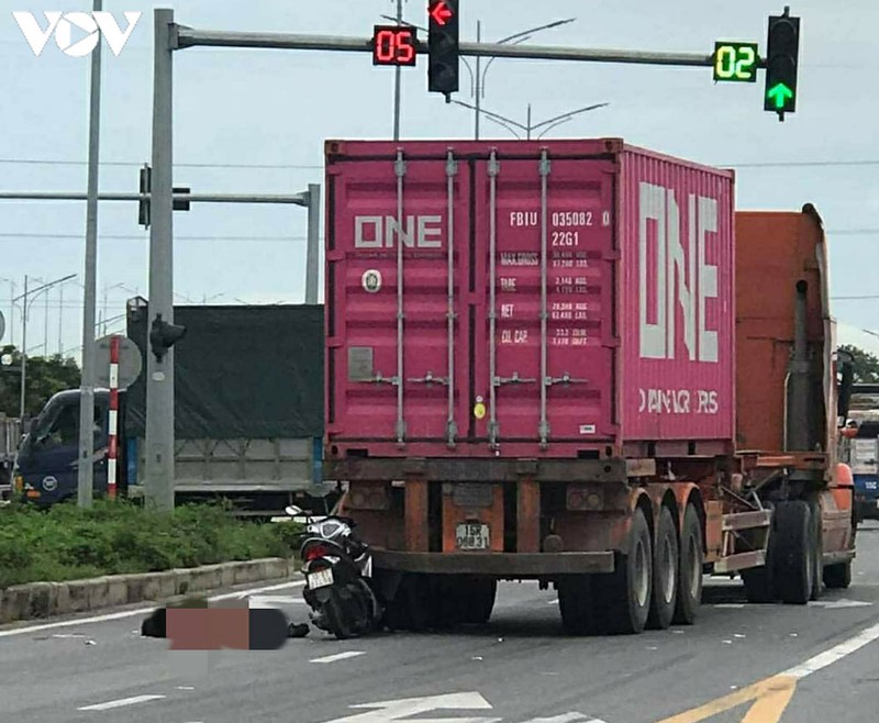 tu vong khi dam vao xe container dang cho den do hinh 1