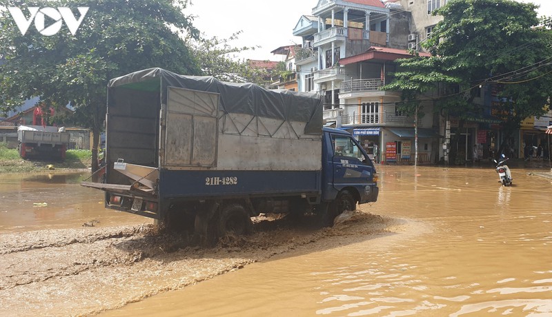 anh: yen bai khan truong don dep sau lu hinh 8