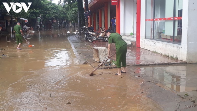 anh: yen bai khan truong don dep sau lu hinh 9