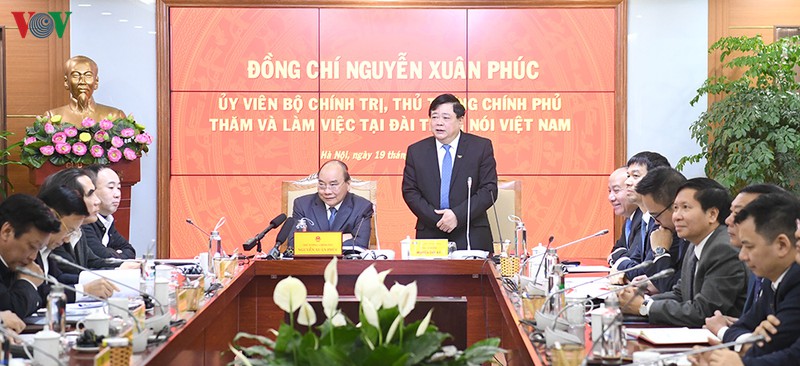 hinh anh: thu tuong nguyen xuan phuc tham va lam viec voi vov hinh 1