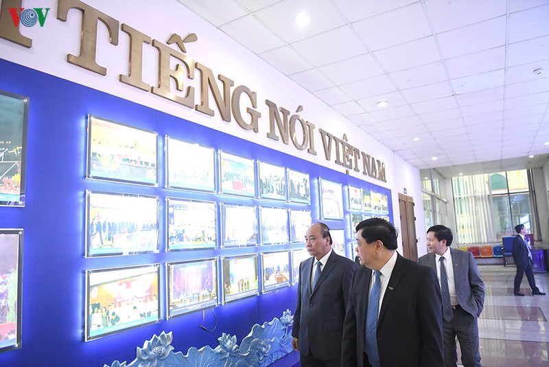 hinh anh: thu tuong nguyen xuan phuc tham va lam viec voi vov hinh 4