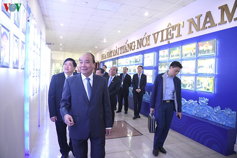 hinh anh: thu tuong nguyen xuan phuc tham va lam viec voi vov hinh 3