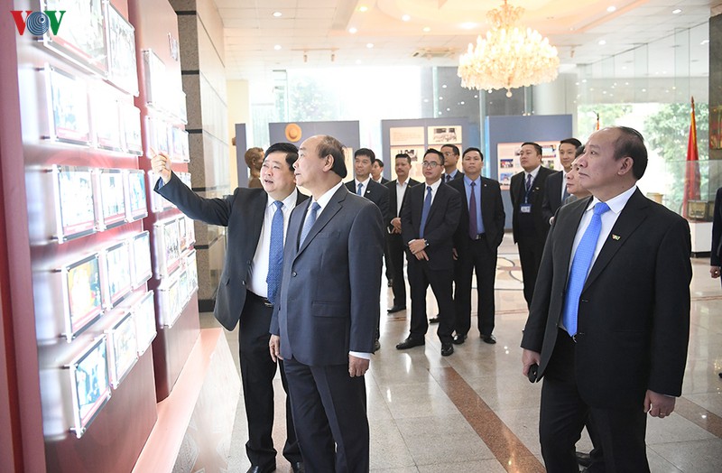 hinh anh: thu tuong nguyen xuan phuc tham va lam viec voi vov hinh 5