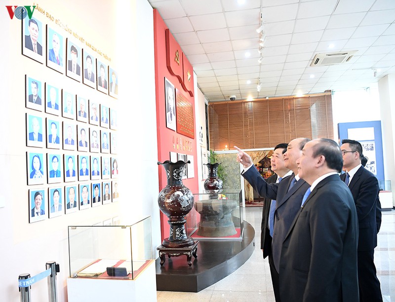 hinh anh: thu tuong nguyen xuan phuc tham va lam viec voi vov hinh 7