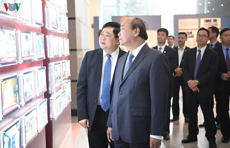 hinh anh: thu tuong nguyen xuan phuc tham va lam viec voi vov hinh 8