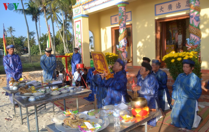 ngu dan ly son ra quan danh bat hai san hinh 1